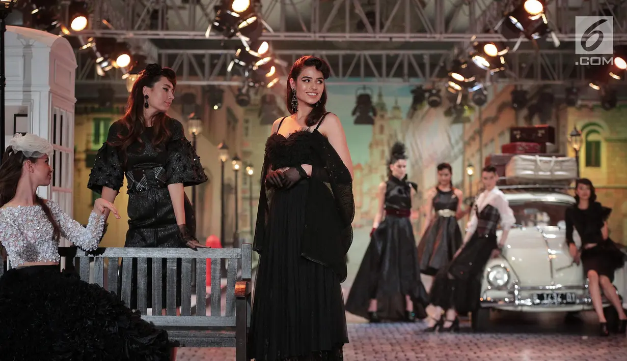 Model mengenakan busana rancangan desainer Fetty Rusli saat tampil dalam fashion show bertema 'Crossing' di Jakarta, Rabu (29/8). Marka bagi pejalan kaki menjadi salah satu inspirasi Fetty dalam koleksinya kali ini. (Liputan6.com/Faizal Fanani)