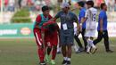Bek Timnas Indonesia U-19, Rifad Marasabessy, menangis usai dikalahkan Thailand U-19 pada laga Piala AFF U-18 di Stadion Thuwunna, Yangon, Jumat (15/9/2017). Indonesia kalah adu penalti dari Thailand. (Bola.com/Yoppy Renato)