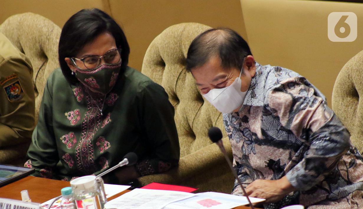 Menteri Keuangan Sri Mulyani (kiri) dan Kepala Bappenas Suharso Monoarfa berbincang saat rapat kerja dengan Komisi II di Kompleks Parlemen MPR/DPR-DPD, Senayan, Jakarta, Selasa (28/6/2022). Tiga DOB Papua ialah Provinsi Papua Selatan, Papua Tengah, dan Papua Pegunungan dengan ibu kota bertempat di Merauke, Nabire, dan Jayawijaya. (Liputan6.com/Angga Yuniar)