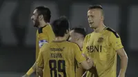 Striker Bhayangkara FC, Nikola Komazec, saat melawan Madura United pada laga Liga 1 di Stadion PTIK, Jakarta, Kamis, (07/6/2018). Bhayangkara FC menang 1-0 atas Madura United. (Bola.com/M Iqbal Ichsan)