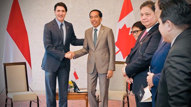 Jokowi dalam pertemuan bilateral dengan PM Kanada Justin Trudeau di Hotel Rihga Royal, Hiroshima, Jepang, Sabtu (20/5/2023).