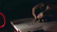 Ilustrasi menulis puisi, pantun. (Photo by Eugene Chystiakov on Unsplash)