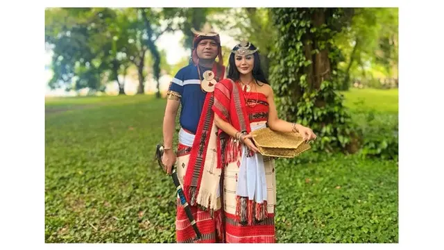 6 Gaya Menawan Krisdayanti Pakai Baju Adat Timor Leste yang Curi Perhatian