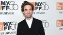 Robert Pattinson menghadiri premiere film HIGH LIFE dalam event New York Film Festival di New York City, Selasa (2/10). Robert Pattinson tampil nyentrik memakai jas yang dipadukan dengan celana pendek di atas red carpet. (Jamie McCarthy/Getty Images/AFP)