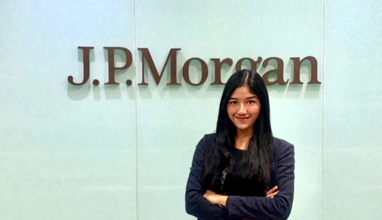 Erina Gudono memakai blazer knit hitam dan rok midi cokelat untuk tampilan smart casual. [IG @erinagudono]