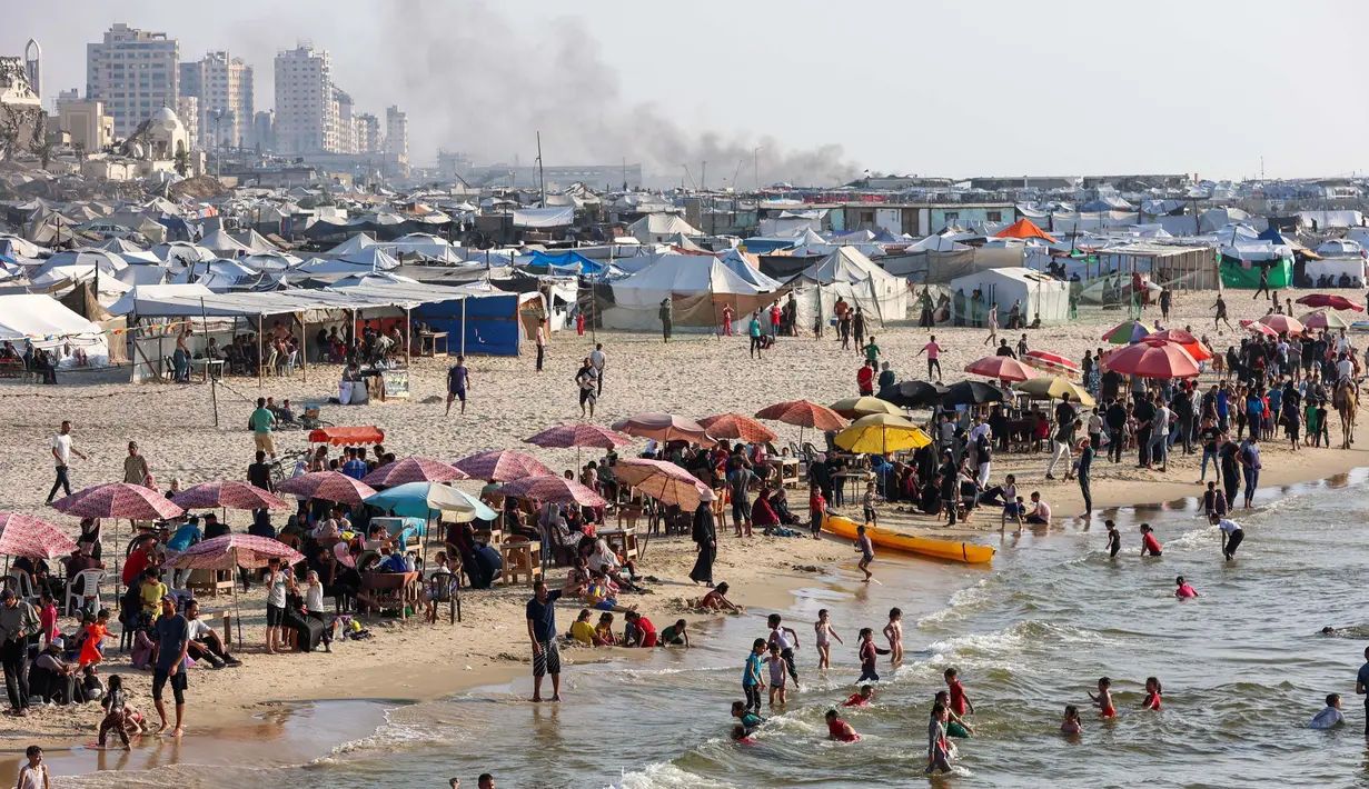 Diketahui sebelum perang Israel dan Milisi Hamas berkecamuk, warga Gaza memiliki tempat wisata satu-satunya yakni pantai yang menawarkan keindahan Laut Mediterania. (Omar AL-QATTAA/AFP)