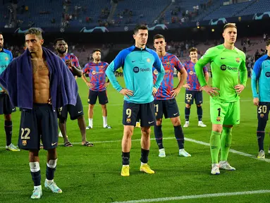 Reaksi sejumlah pemain Barcelona usai dipaksa menyerah dengan skor 0-3 kala menjamu Bayern Munchen di Spotify Camp Nou dalam laga matchday 5 fase grup Liga Champions 2022/2023, Kamis (27/10/2022) dini hari WIB. (AFP/Pau Barrena)