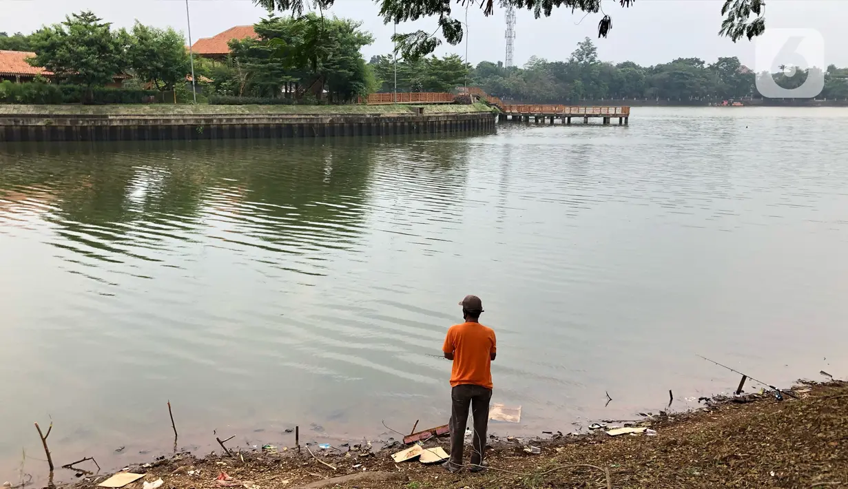 Pengunjung memancing di Perkampungan Budaya Betawi Setu Babakan, Jakarta, Senin (22/6/2020). Danau buatan seluas 30 hektare tersebut kembali dibuka untuk umum setelah sebelumnya ditutup untuk mencegah penyebaran virus corona COVID-19. (Liputan6.com/Immanuel Antonius)