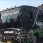 Bus melaju di jalanan pantura dengan iringan musik dangdut (Liputan6.com / Panji Prayitna)