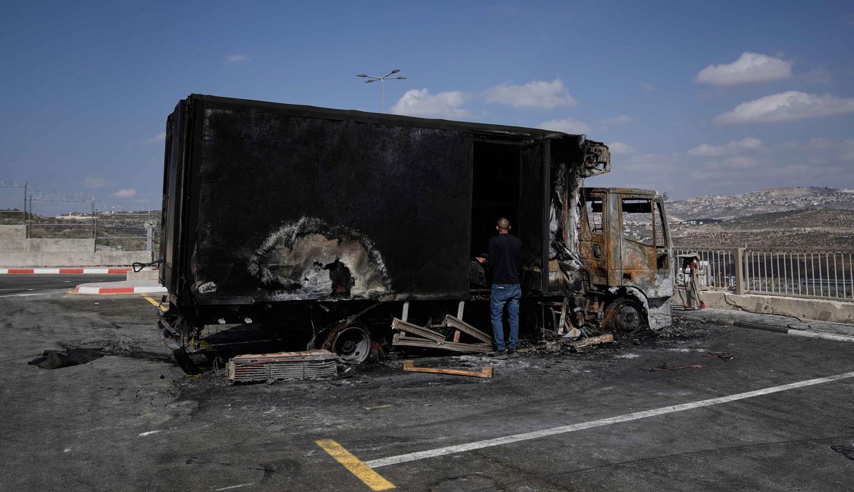 Data Kantor Koordinasi Urusan Kemanusiaan Perserikatan Bangsa Bangsa (OCHA) mencatat kekerasan pemukim Israel terhadap warga Palestina mencapai rekor tertinggi pada Oktober dengan lebih dari 260 insiden. Tampak dalam foto, warga Palestina memeriksa kerusakan di kawasan industri setelah serangan yang dilakukan oleh pemukim Israel pada hari sebelumnya di desa Beit Lid, dekat Tulkarm, di Tepi Barat, Rabu 12 November 2025. (AP Photo/Majdi Mohammed)