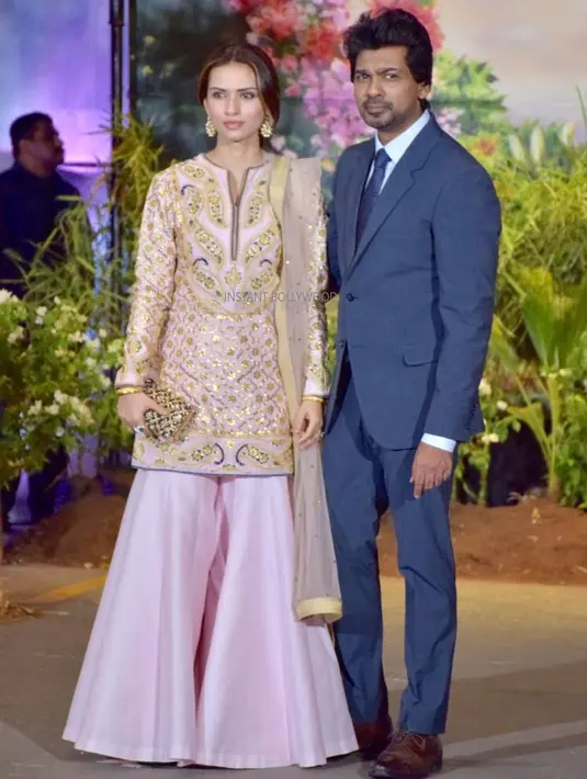 Nikhil Dwivedi dan sang istri, Gowri Pandit terlihat hadir di pesta pernikahan Sonam Kapoor dan Anand Ahuja. (Foto: instagram.com/instantbollywood)
