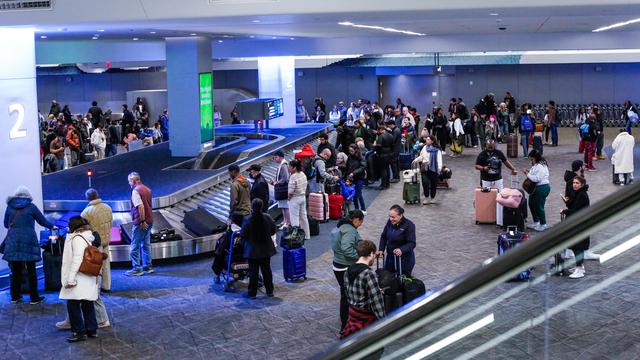 Berbagai Bandara di AS Dilanda Antrean Panjang Penumpang, Donald Trump Ancam Kerahkan Agen ICE