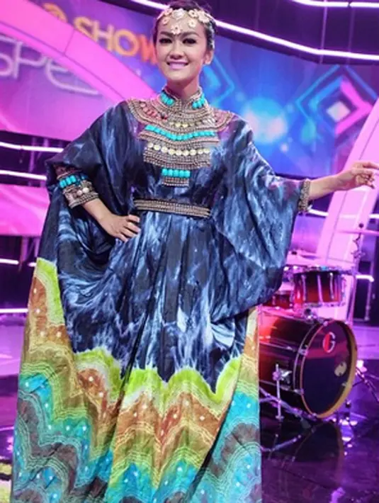 Tidak perlu memakai pakaian seksi jika ingin terlihat cantik. Artis seksi Julia Perez pun membuktikan hal tersebut. (Photo : Instagram)