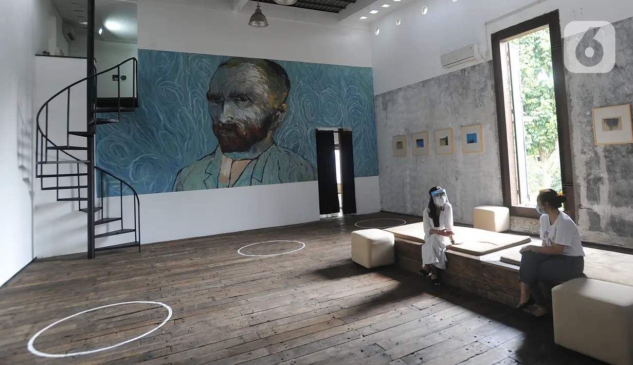 Pengunjung berjaga jarak fisik saat melihat pameran karya pelukis Hanafi berjudul 60 tahun dalam studio di Galerikertas, Depok, Jawa Barat, Selasa (7/7/2020). Gelerikertas membuka kembali pameran seni rupa  selama satu bulan. (merdeka.com/Arie Basuki)