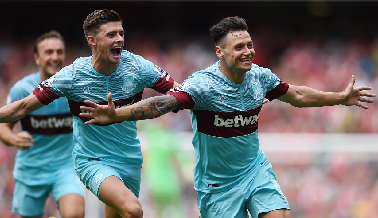 Pemain West Ham United, Mauro Zarate merayakan gol yang di cetaknya ke gawang Arsenal dalam pertandingan di Stadion Emirates, London. Minggu (9/8/2015). (Action Images via Reuters/Tony O'Brien)