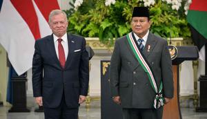 Penganugerahan ini melambangkan penguatan hubungan bilateral dan apresiasi atas kerja sama yang terjalin, termasuk di masa lalu seperti kerja sama militer antara Prabowo dan Yordania. Tampak dalam foto, Presiden Republik Indonesia Prabowo Subianto (kanan) berpose bersama Raja Yordania Abdullah II usai menerima penghargaan Bejeweled Grand Cordon of Al-Nahda (Ordo Kebangkitan Yordania) di Istana Kepresidenan, Jakarta, Jumat 14 November 2025. (BAY ISMOYO/AFP)