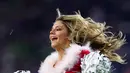 Seorang pemandu sorak (cheerleader) Cowboys Dallas berkostum santa claus menghibur penonton saat tim Cowboys Dallas istirahat pada pertandingan Seattle Seahawks di AT & T Stadium, Texas (24/12). (AFP / Getty Images / Tom Pennington)