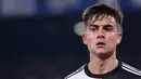 Ekspresi pemain Juventus Paulo Dybala saat mengadapi Napoli pada pertandingan Serie A di Stadion San Paolo, Naples, Italia, 26 Januari 2020. Sebelum Dybala, pemain Juventus yang dinyatakan positif terjangkit virus corona COVID-19 adalah Daniele Rugani dan Blaise Matuidi.  (Alberto PIZZOLI/AFP)