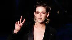 Kristen Stewart berpose saat pemotretan dalam koleksi busana Chanel Cruise 2018/2019, Paris, (3/5). Kristen Stewart tampil memukau dengan blazer gemerlap hitam dengan sepatu boot berenda hitam oleh Alice McCall. (AP Photo/Thibault Camus)