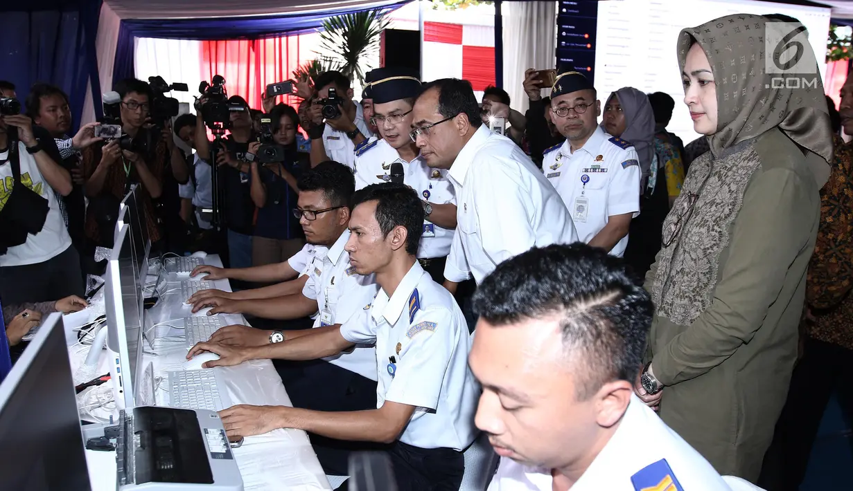 Menhub Budi Karya Sumadi meninjua aplikasi sistem perizinan yang diluncurkan di Jakarta (16/7). Sistem ini memudahkan perusahaan maupun masyrakat dalam mengajukan permohonan izin penyelenggaraan. (Liputan6.com/Herman Zakharia)