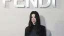 Song Hye Kyo, sebagai brand ambassador global FENDI juga hadir dalam perayaan bersejarah bersama selebritas dunia. Ia tampil berbeda dengan ansambel serba-hitam sambil menenteng tas ikonis warna biru muda. (Foto: Fendi)