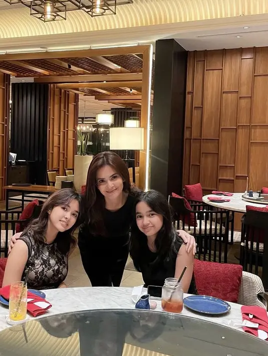 Bersama kedua anak remajanya, Cut Tari tak terlihat tua saat mengenakan pakaian serba hitam.  @cuttaryofficial