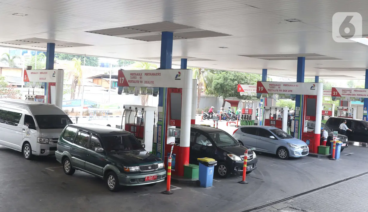 Sejumlah kendaraan melakukan pengisian Bahan Bakar Minyak (BBM) di SPBU kawasan Jakarta, Selasa (26/11/2019). PT Pertamina (Persero) mulai menyediakan solar dengan kandungan 30 persen Fatty Acid Methyl Ester (FAME) yang berbahan baku minyak sawit. (Liputan6.com/Angga Yuniar)