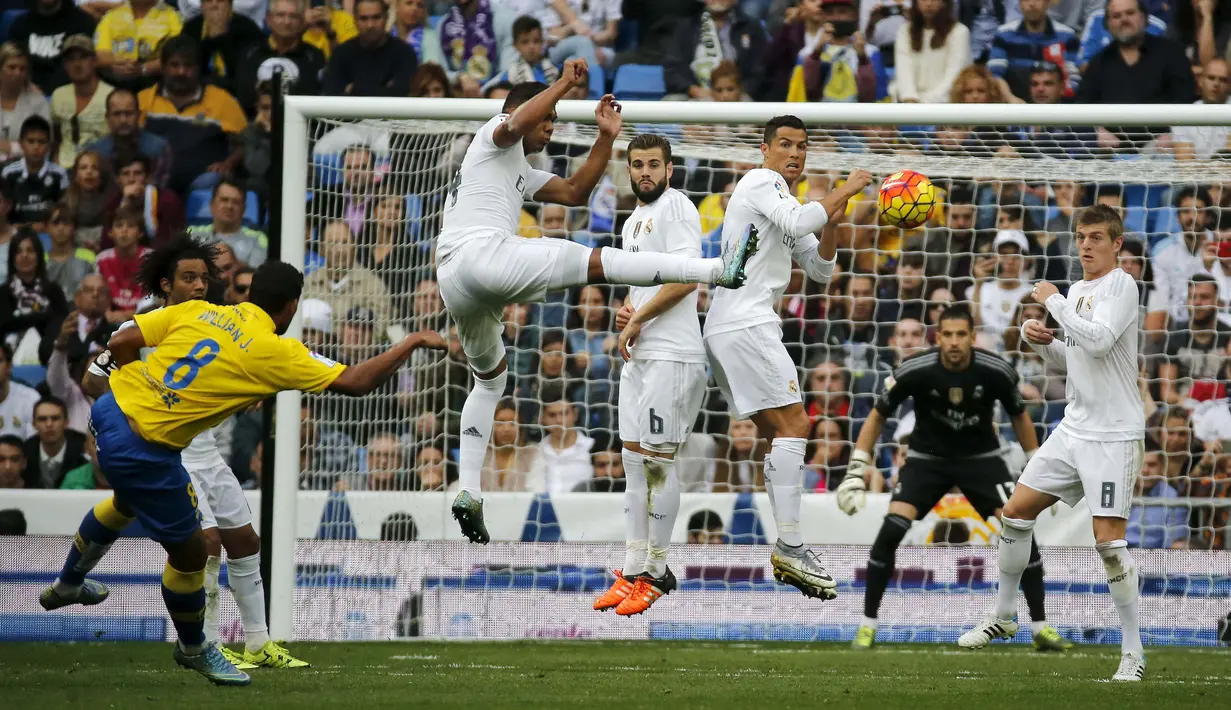 Pemain Las Palmas Willian Jose (kiri) melepaskan tembakan kearah gawang Real Madrid Pemain Real pada lanjutan La Liga Spanyol di Stadion Santiago Bernabeu, Madrid,  Sabtu (31/10/2015). Madrid menang 3-1. (REUTERS/Andrea Comas)