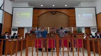 Pengambilan Sumpah Saksi Ahli pada Sidang Unlawfull Killing di Pengadilan Negeri (PN) Jakarta Selatan. (Merdeka.com)
