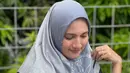 <p>Penampilan Sarah Amalia beda banget dan tidak sedikit yang pangling. Potret ibu dari Alleia Anata langsung mencuri perhatian. Banyak yang memuji penampilan barunya. [Foto: dok Instagram/khaiscarves]</p>