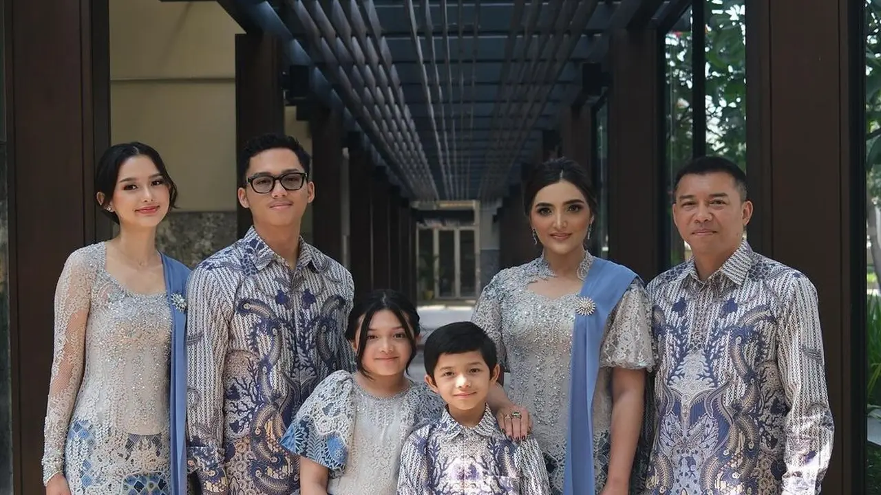 Potret keluarga besar Anang Hermansyah dan Ashanty di acara lamaran Thariq-Aaliyah (Sumber: Instagram/@azriel_hermansyah)
