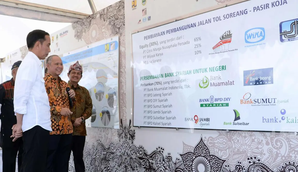 Presiden Joko Widodo menyimak penjelasan tentang persentase pembiayaan pembangunan tol Soreang-Pasir Koja (Soroja) di Kab Bandung, Senin (4/12). (Liputan6.com/Biro Pers Kepresidenan)