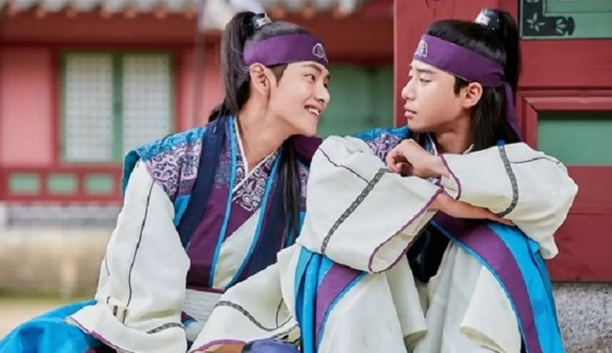 Sedangkan di banner lain, V terlihat menyertakan foto Park Seo Joon dengan pose yang konyol. Meskipun penuh dengan kata-kata sindirian, akan tetapi V mengakhiri dengan kata-kata 'aku mencintaimu hyung'. (Foto: Soompi.com)