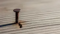 Cara Menambal Paku Longgar di Kayu dengan Telur Utuh, Bisa Jadi Solusi Darurat