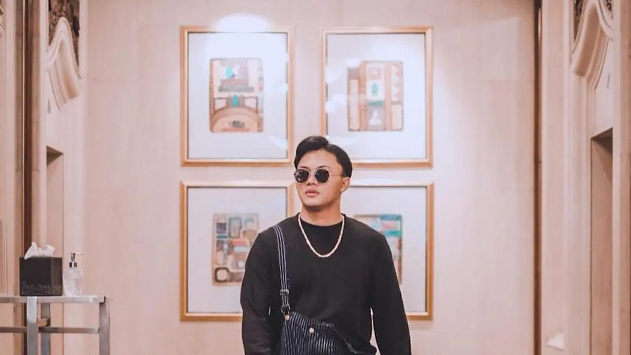 FOTO: Gaya Casual Rizky Febian saat di Luar Panggung, Tetap Menawan