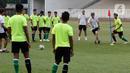 Pelatih Kepala Timnas Indonesia, Shin Tae-yong (kedua kanan) saat melatih Timnas Indonesia U-19 di Stadion Madya Gelora Bung Karno, Jakarta, Selasa (21/6/2022). Timnas Indonesia U-19 dalam mengarungi Piala AFF U-19 2022 tergabung dalam Grup A bersama Vietnam, Thailand, Myanmar, Brunei Darussalam, dan Filipina. (Liputan6.com/Helmi Fithriansyah)