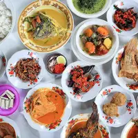 &ldquo;Ikan sale gule, sup daging sipiro, ikan mas goreng garing, sambel tuktuk, daun ubi tumbuk, dan ikan teri sambalado," tambah Baby Nasution, pemilik Catering Putri yang dipercaya Kahiyang Ayu dan Bobby Nasution. (Deki Prayoga/Bintang.com)