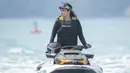 <p>Potret Valerie Tifanka saat bermain jet ski di kepulauan seribu. Tanpa rasa takut, Valerie tampak sudah lihai mengendarai jetski. Beberapa momen saat bermain jetski pun ia bagikan melalui postingannya di Instagram. (Instagram/valtifanka)</p>