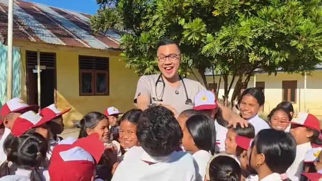 Dr Gia Pratama Dapat Kejutan Ulang Tahun Saat Jadi Relawan di NTT