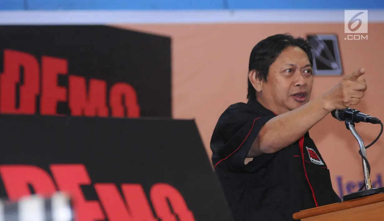 Peneliti LIPI Hermawan Sulistyo saat memberi kata pembuka peluncuran buku 'Democratic Policing' di Jakarta, Selasa (21/11). Diharapkan buku ini menjadi pegangan para pemikir Polri dan diterapkan di lapangan. (Liputan6.com/Helmi Fithriansyah)