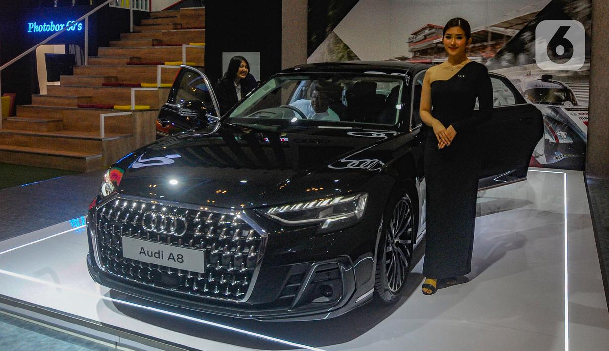 Model berdiri di samping mobil mewah Audi A8 seharga Rp 3,2 miliar pada pameran otomotif GAIKINDO Indonesia International Auto Show (GIIAS) 2024 di Indonesia Convention Exhibition (ICE) BSD Tangerang, Banten, Jumat (19/7/2024). (merdeka.com/Arie Basuki)