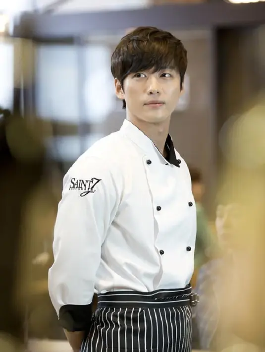 Nam Goong Min juga pernah berperan sebagai seorang chef yang kharismatik saat dirinya bermain dalam drama A Girl Who Sees Smells. (Foto: koalasplayground.com)