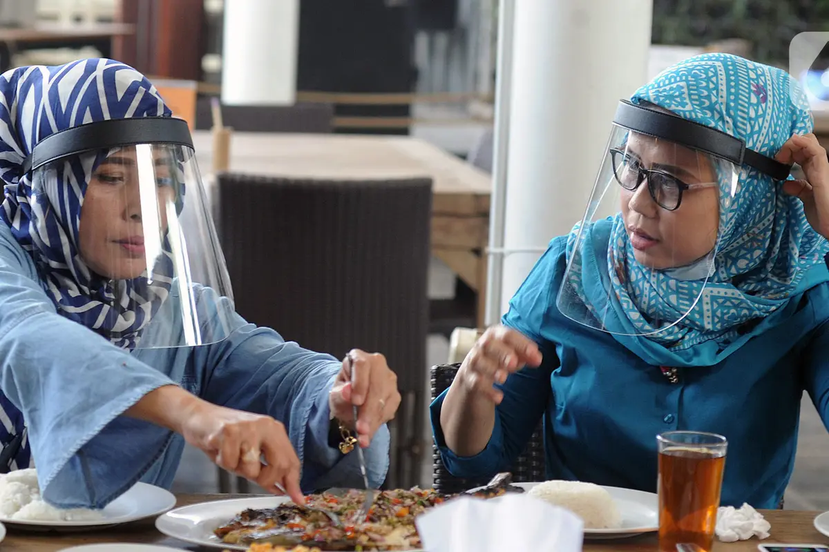 FOTO: Penerapan Protokol Kesehatan Rumah Makan di Tangsel