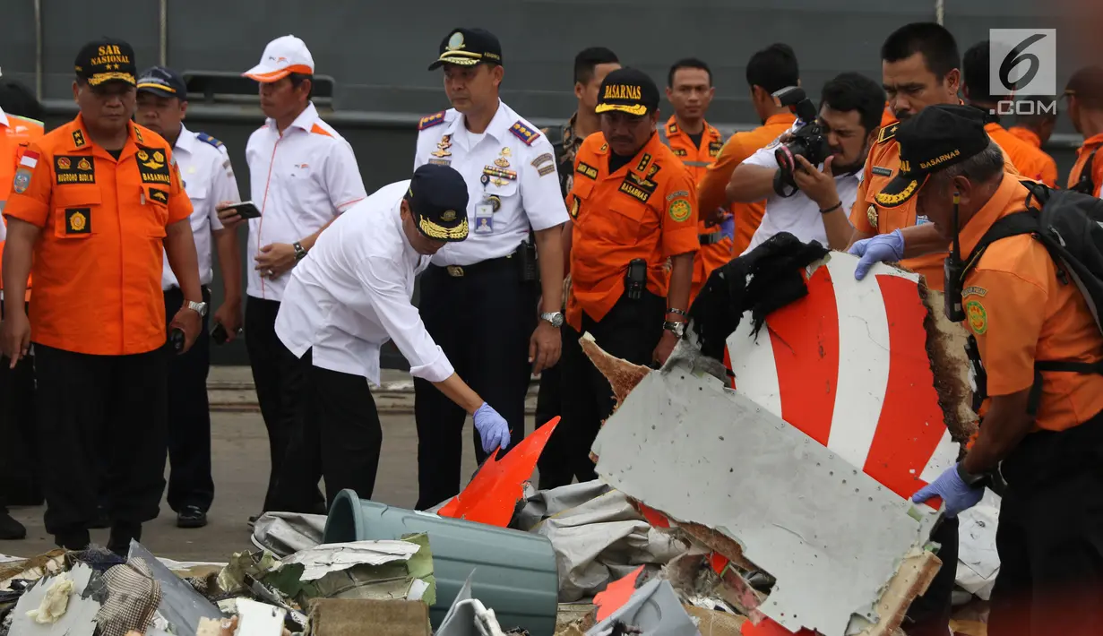 Menteri Perhubungan, Budi Karya Sumadi (tengah) melihat serpihan pesawat Lion Air JT 610 di Pelabuhan JICT 2, Jakarta, Selasa (30/10). Sejumlah barang ditemukan petugas dalam operasi pencarian. (Liputan6.com/Helmi Fithriansyah)