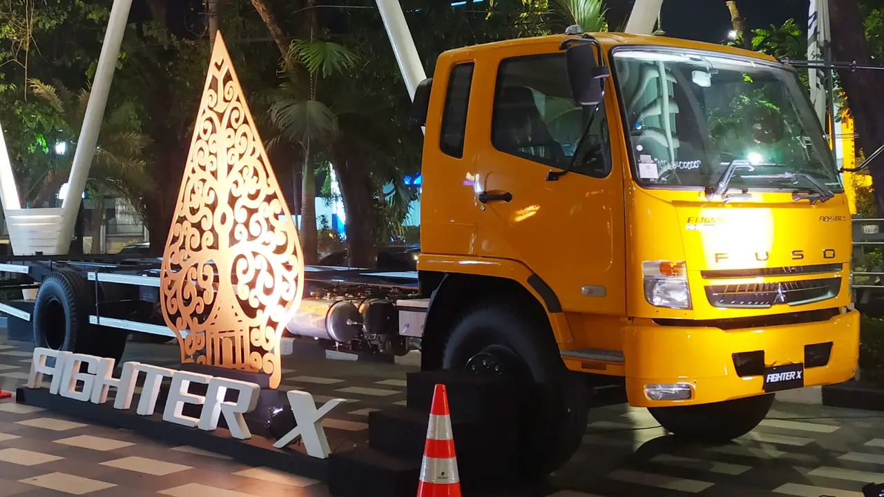 Mitsubishi Fuso Fighter X dipajang acara Fuso Truck Campaign 2022. (Dian Kurniawan/Liputan6.com)