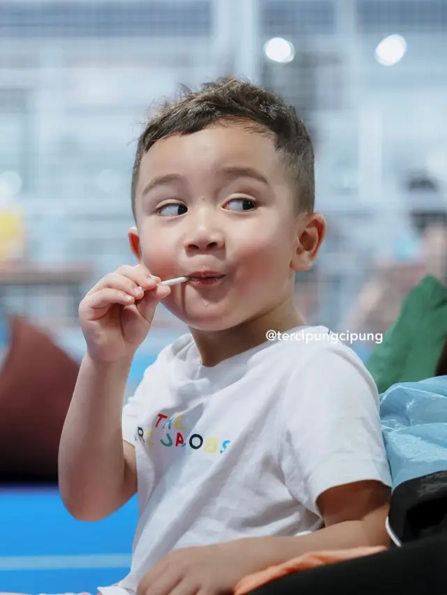Potret Gemas Rayyanza dengan Lolipop di Tangan (credit: https://www.instagram.com/tercipungcipung/)