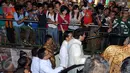 Warga berdesakan menyambut Presiden RI Joko Widodo dan Presiden Republik Filipina ‎Rodrigo Roa Duterte saat meninjau Pasar Blok A Tanah Abang Jakarta, Jumat (9/9). Ini kunjungan kenegaraan pertama Duterte. (Liputan6.com/Helmi Fithriansyah)