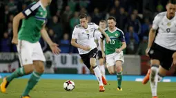 Gelandang Jerman, Julian Draxler, menggiring bola saat bertanding melawan Irlandia Utara pada laga Kualifikasi Piala Dunia 2018 di Stadion Windsor Park, Kamis (5/10/2017). Jerman menang 3-1 atas Irlandia Utara. (AP/Peter Morrison)
