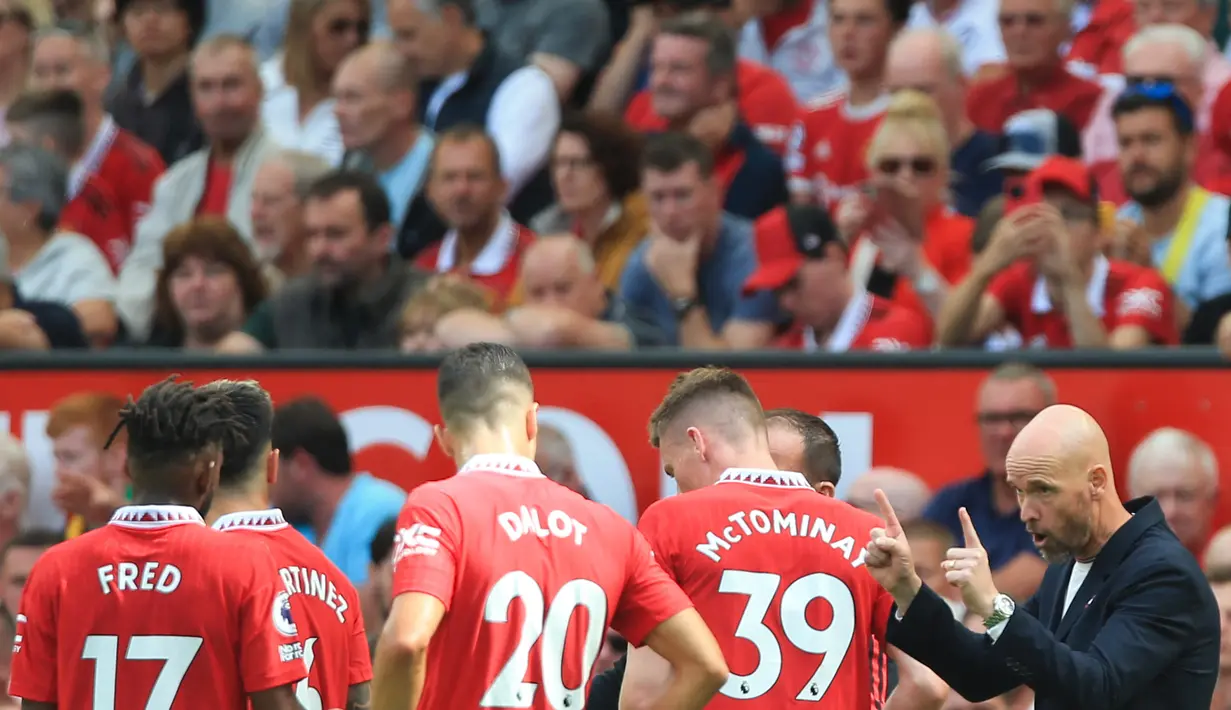 Pelatih Manchester United, Erik ten Hag berbicara kepada para pemainnya selama pertandingan melawan Brighton & Hove Albion pada pekan pembuka Liga Inggris 2022/2023 di stadion Old Trafford di Manchester, Inggris, Minggu (7/8/2022). Manchester United kalah dari Brighton 1-2. (AFP/Lindsey Parnaby)