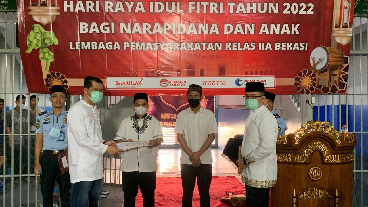 Pemberian remisi khusus Idul Fitri 1443 H kepada 1.343 warga binaan Lapas Kelas IIA Bekasi dilakukan secara simbolis. (Liputan6.com/Bam Sinulingga)